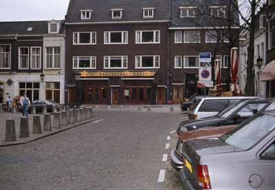 117694 Gezicht op het Domplein te Utrecht, met in het midden het café-restaurant Lofen (Domplein 17).N.B. De foto is ...